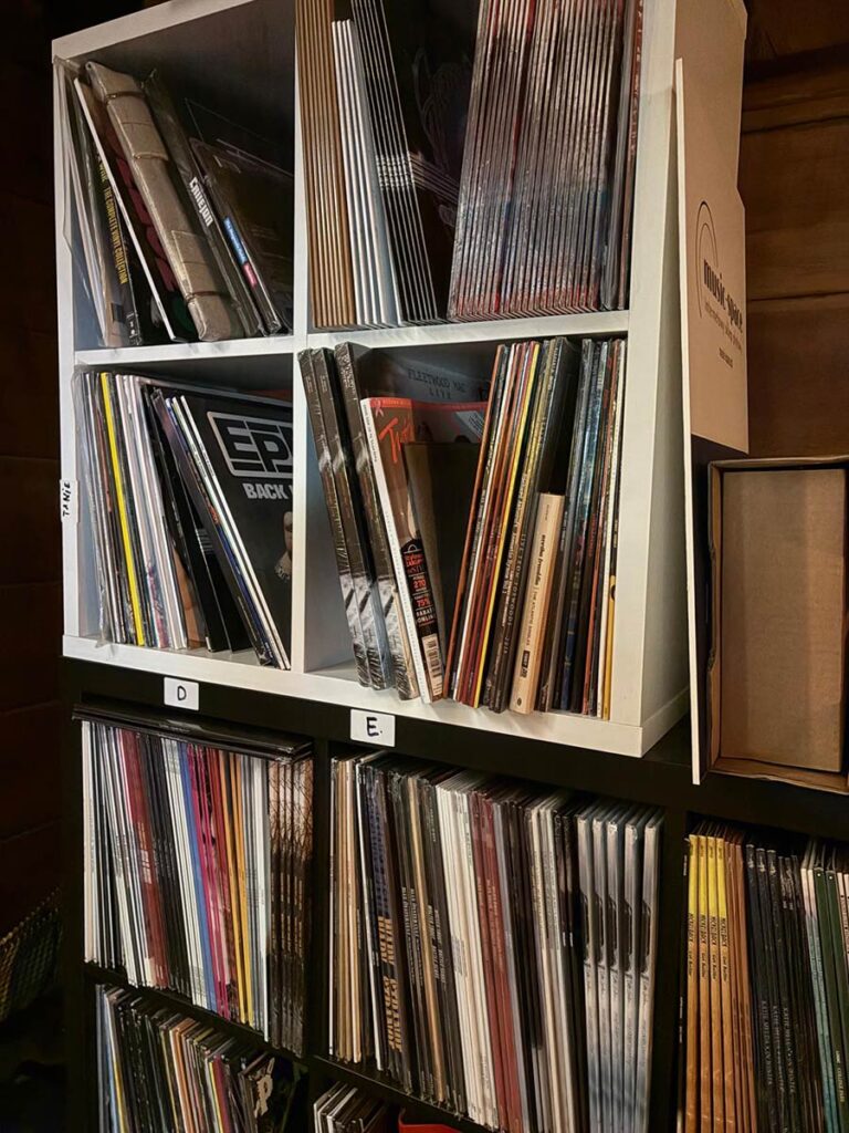 Półka z tanimi płytami winylowymi i karton wysyłkowy music-space